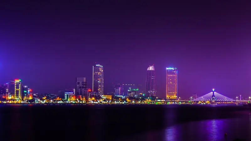 Da Nang’s skyline and the Hàn River Bridge lit up at night